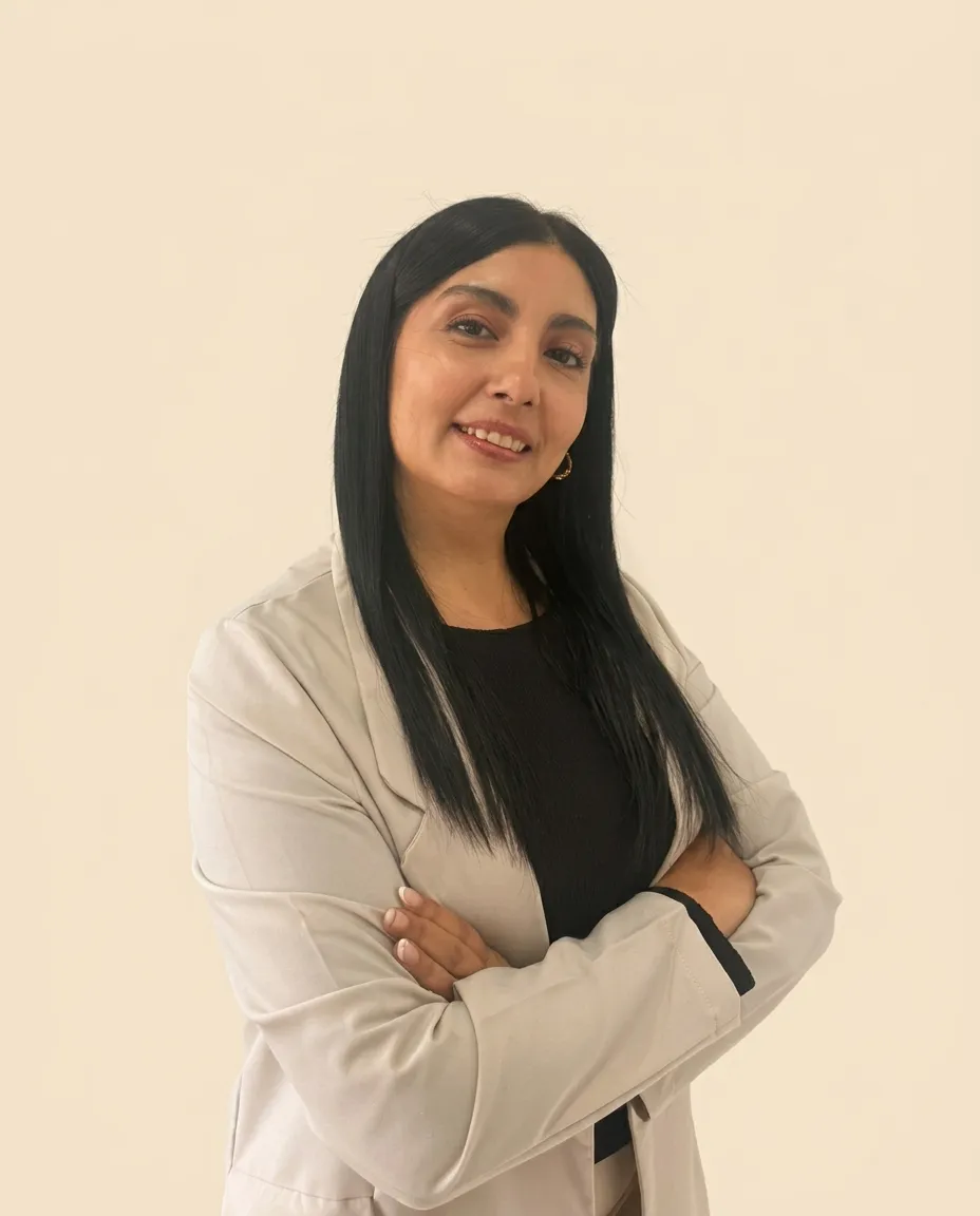 Noelia Albornoz, fundadora de N. A. Trade Hub, de brazos cruzados y sonriendo